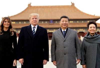 Vợ chồng ông Trump chụp ảnh cùng vợ chồng ông Tập tại Tử Cấm Thành. Ảnh: Reuters.