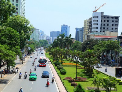 Hà Nội xén thảm cỏ trục đường lớn để chống ùn tắc