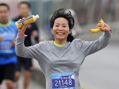 Hơn 1.200 người đội giá rét chạy marathon quanh Hạ Long