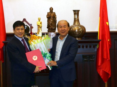 Thứ trưởng Nguyễn Văn Công trao quyết định và hoa chúc mừng ông Đỗ Đức Tiến. Ảnh: Bộ GTVT