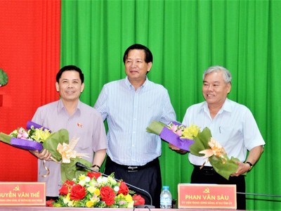 Đồng chí Huỳnh Văn Sum, Phó Bí thư Thường trực Tỉnh ủy Sóc Trăng chúc mừng đồng chí Nguyễn Văn Thể và đồng chí Phan Văn Sáu