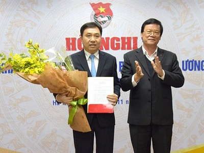 Đồng chí Hà Ban trao quyết định và chúc mừng đồng chí Nguyễn Mạnh Dũng. Ảnh Trung ương Đoàn