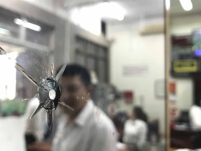 Viên đạn nghi phạm bắn còn găm trên cây cột của ngân hàng.