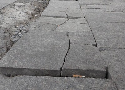 Vỉa hè đường Nguyễn Trãi liên tục xuất hiện vỡ nát khi vừa thi công.