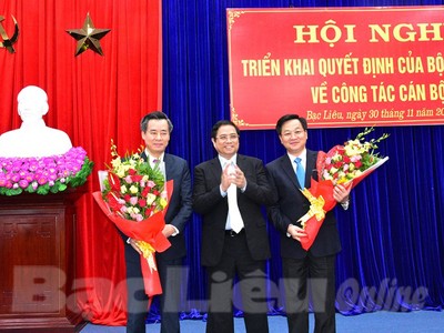 Đồng chí Phạm Minh Chính trao quyết định và chúc mừng đồng chí Lê Minh Khái, Nguyễn Quang Dương.