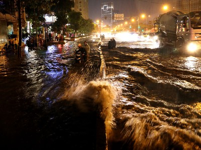 Ngập nước là vấn đề nhức nhối của TP.HCM và cần giải quyết gấp rút. Ảnh: Tuổi Trẻ.