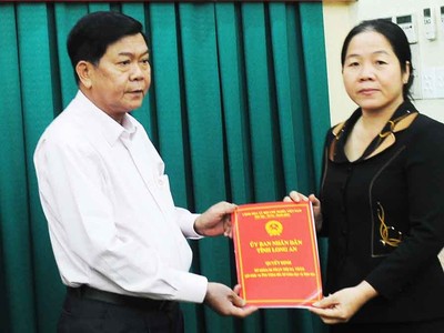 Chủ tịch UBND tỉnh - Trần Văn Cần trao Quyết định bổ nhiệm Phó Giám đốc Sở Giáo dục và Đào tạo - Phan Thị Dạ Thảo