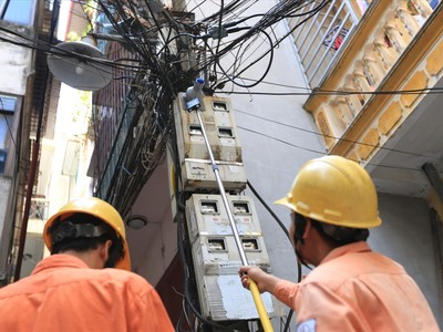 Công nhân đo chỉ số công-tơ điện của người dân trên phố Thái Hà