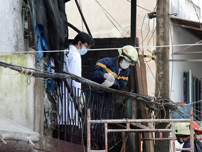 Cảnh sát tìm nguyên nhân hỏa hoạn. Ảnh: Duy Trần.