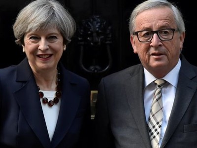 Bà May sẽ gặp ông Jean-Claude Juncker ở Brussels vào trưa 4/12 trong buổi làm việc quan trọng của tiến trình Brexit. Ảnh: Reuters.