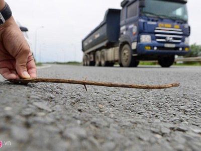 Đường Đại lộ Thăng Long xuất hiện những vết hằn lún sâu gần 10 cm. Ảnh: Lê Hiếu