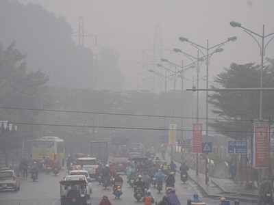 Hà Nội mờ ảo trong sương mù dày đặc