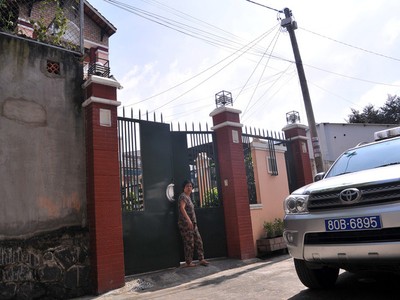 xe của công an đậu trước nhà riêng của ông Minh để thực hiện khám xét - Ảnh: A Lộc.