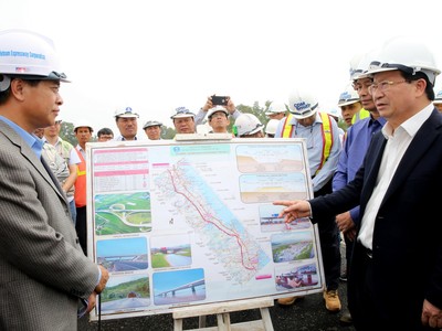 Phó Thủ tướng yêu cầu VEC đẩy nhanh tiến độ, bảo đảm chất lượng công trình. Ảnh: VGP/Xuân Tuyến