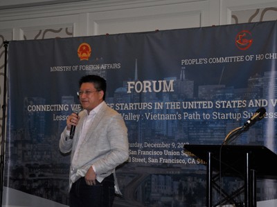 Ông Sonny Vũ, CTO của Tập đoàn Fossil, tham dự diễn đàn ngày 9/12 tại Mỹ. Ảnh: UBNVNONN.