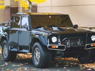 Siêu SUV hiếm Lamborghini LM002 được bán giá 467.000 USD