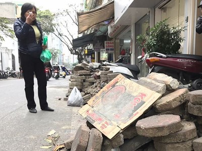 Hà Nội thành “đại công trường” ngổn ngang gạch đá. Hàng loạt các tuyến phố thi công dở dang thành nơi tập kết vật liệu xây dựng. Ảnh ghi nhận trưa ngày 11/12.