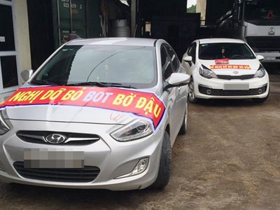 Các xe treo băng rôn đề nghị dỡ bỏ trạm thu phí. Ảnh: CTV