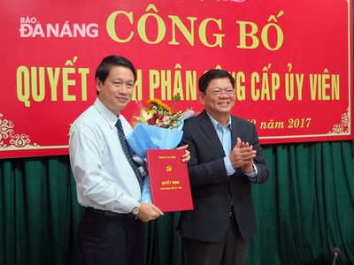 Phó Bí thư Thường trực Thành ủy Võ Công Trí trao quyết định phân công cấp ủy viên cho ông Ngô Xuân Thắng