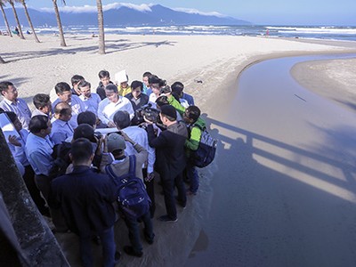 Bí thư Trương Quang Nghĩa cùng đoàn kiêm tra thị sát cửa xả thải Mỹ An. Ảnh: Nguyễn Đông