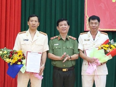 Trung tướng Nguyễn Văn Sơn trao quyết định và  chúc mừng Đại tá Lê Văn Tuyến, Đại tá Hồ Quang Thắng. Ảnh báo Đắk Nông