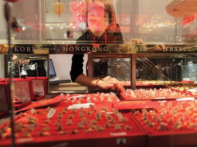 Doanh nghiệp không được nhập khẩu vàng nguyên liệu, nên kinh doanh vàng trang sức đang teo tóp. Ảnh: Đức Thanh