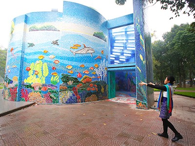 Toàn bộ diện tích ốp gốm trong và ngoài tòa nhà là 812 m2.