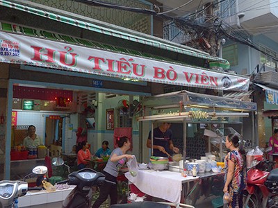 Tiệm mì bán từ 15h30 đến tối mịt, có nồi nước lèo lúc nào cũng toả khói. Ảnh: Phong Vinh.