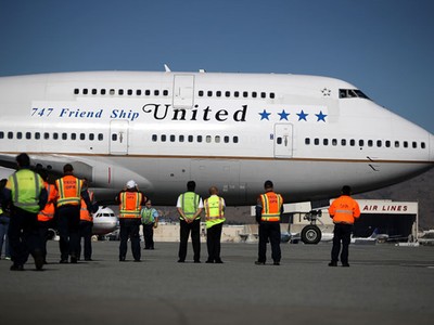 Các nhân viên của United Airlines bên chiếc 747 của hãng, trước nó khi khởi hành từ Sân bay Quốc tế San Francisco cho chuyến bay cuối cùng tới Honolulu, Hawaii vào ngày 7/11. Ảnh: AFP/Getty.