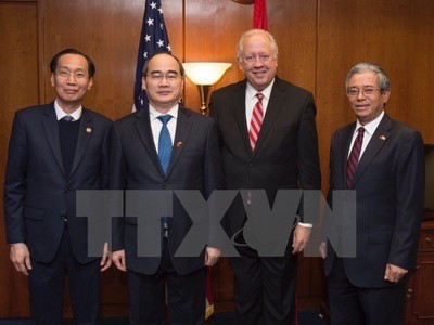 Lãnh đạo Thành phố Hồ Chí Minh và Đại sứ quán Việt Nam tại Hoa Kỳ cùng với ông Thomas Shannon, Thứ trưởng Ngoại giao Hoa Kỳ. (Ảnh: Anh Tuấn/TTXVN)