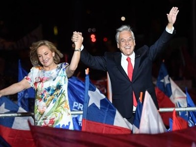 Ông Pinera và vợ mừng chiến thắng. Ảnh: AFP
