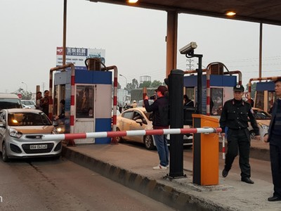 Các xe dàn hàng để phản đối thu phí trên quốc lộ 5 ngày 11/12. Ảnh: Văn Chương.