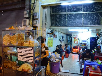 Không gian quán nằm ngay sát mặt đường nên bạn sẽ không khó để tìm thấy. Ảnh: Phong Vinh.