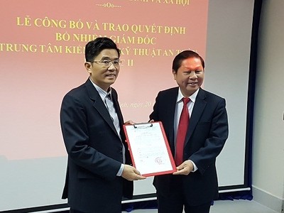 Thứ trưởng Lê Tấn Dũng trao Quyết định cho ông Lê Công Sơn – Giám đốc Trung tâm.Ảnh Internet