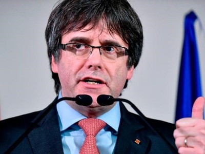 Cựu Thủ hiến Catalonia Carles Puigdemont ăn mừng chiến thắng ở Brussels. Ảnh: CNN
