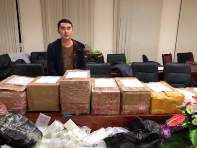 Hơn 600 chiếc điện thoại đựng trong tám thùng bìa carton bị thu trong một xe bán tải. Ảnh: Cảnh sát cung cấp