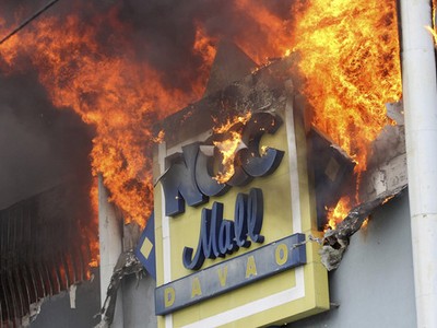 Hàng chục người vẫn mắc kẹt trong vụ hỏa hoạn ở trung tâm mua sắm NCCC và không còn cơ hội sống sót. Ảnh: AP