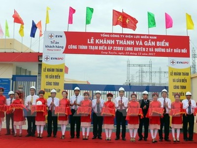 Đại biểu thực hiện nghi thức cắt băng khánh thành Trạm biến áp 220kV Long Xuyên 2 và đường dây đấu nối. (Ảnh: Công Mạo/TTXVN)