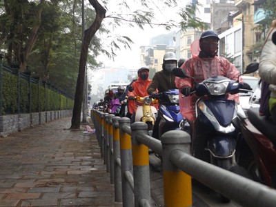 Giao thông trên đường Tôn Đức Thắng ngăn nắp hơn từ khi được lắp đặt rào chắn trên vỉa hè