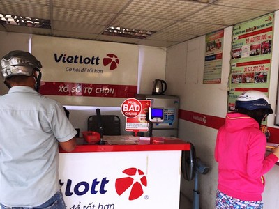 Nhiều người dân “đổ xô” đi mua vé số vì giải thưởng “khủng”.
