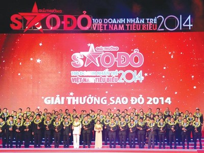 Các thế hệ doanh nhân trẻ Việt Nam tiêu biểu đang góp phần vào sự phát triển của đất nước . Trong ảnh: Lễ trao giải thưởng Sao Đỏ - Doanh nhân trẻ Việt Nam tiêu biểu 2014. Ảnh: Chí Cường