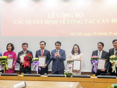 Quang cảnh lễ công bố các quyết định về công tác cán bộ của Hà Nội. Ảnh: Hà Nội mới