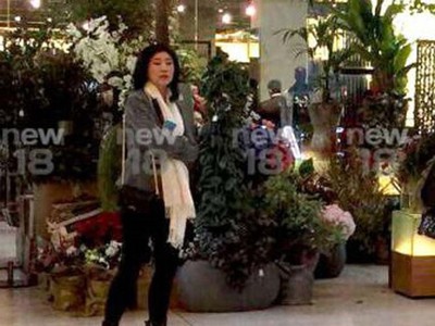 Hình ảnh được cho là bà Yingluck đang mua sắm tại trung tâm thương mại ở London (Ảnh: News TV 18)