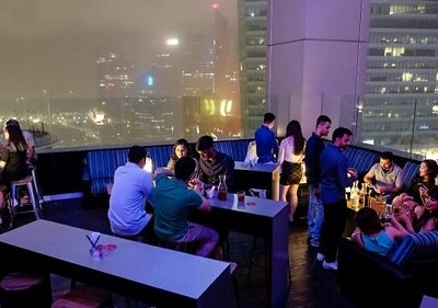 Khách hàng dự tiệc đón năm mới ở Skyline được mời chào gói tiệc thanh toán bằng một đồng Bitcoin. Ảnh: AFP.