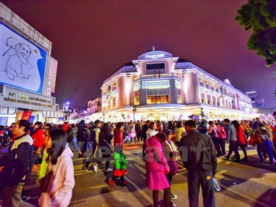 Người dân Thủ đô đổ ra đường đón năm mới 2018. (Ảnh: PV/Vietnam+)