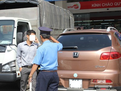 Thanh tra Sở Giao thông vận tải TPHCM xử phạt lái xe Uber vi phạm