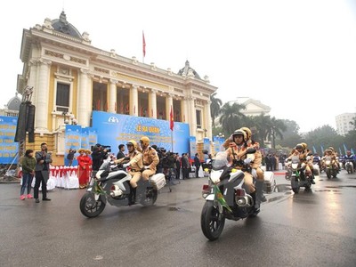 Cảnh sát giao thông Công an Hà Nội ra quân đảm bảo trật tự an toàn giao thông. (Ảnh: Việt Hùng/Vietnam+)