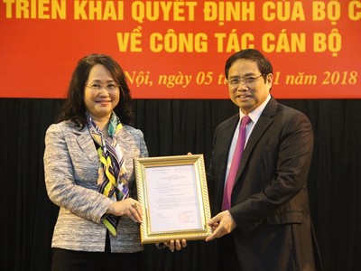 Đồng chí Phạm Minh Chính trao quyết định cho đồng chí Lâm Thị Phương Thanh. Ảnh Tuyengiao.vn