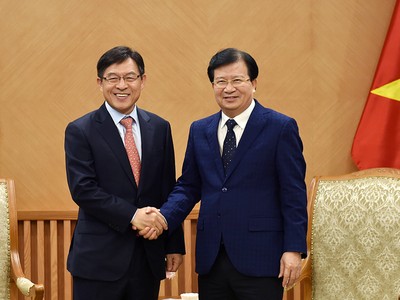 Phó Thủ tướng Trịnh Đình Dũng tiếp Tổng Giám đốc Tổ hợp Samsung tại Việt Nam Shim Won Hwan. Ảnh: VGP/Nhật Bắc