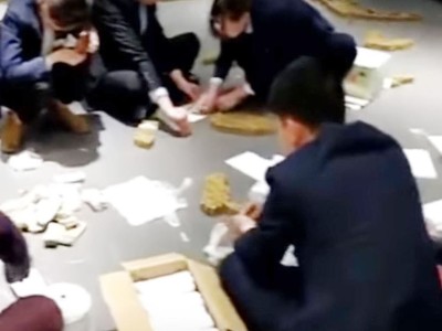 Doanh nhân Trung Quốc tích cóp hàng trăm nghìn xu mua xe